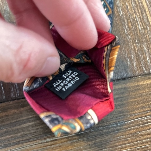 Givenchy Red and Gold Geometric Tie - Picture 4 of 6